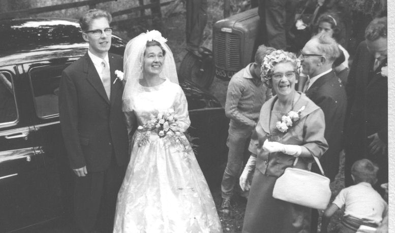 1963 wedding at gate