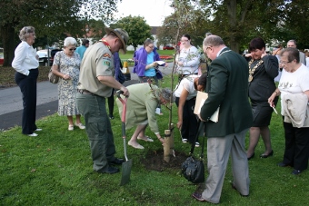 Muriel Scott placing her uncle William Rutherford Scott's cross