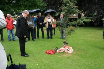 Mayor Jed Hillary lays wreath